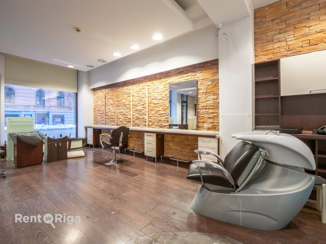 Salona vai veikala telpas ar lieliem skatlogiem.  Iepriekš telpās atradās frizieru un Rīga - foto 9