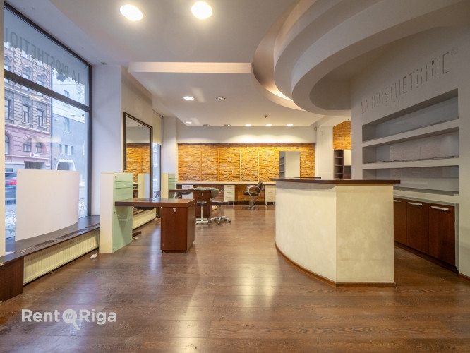 Salona vai veikala telpas ar lieliem skatlogiem.  Iepriekš telpās atradās frizieru un Rīga - foto 2