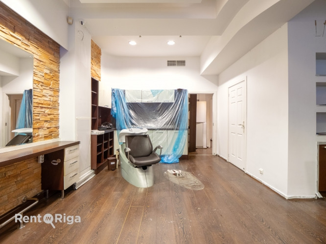 Salona vai veikala telpas ar lieliem skatlogiem.  Iepriekš telpās atradās frizieru un Rīga - foto 7