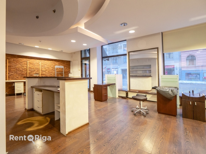 Salona vai veikala telpas ar lieliem skatlogiem.  Iepriekš telpās atradās frizieru un Rīga - foto 6