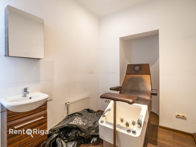 Salona vai veikala telpas ar lieliem skatlogiem.  Iepriekš telpās atradās frizieru un Rīga - foto 8