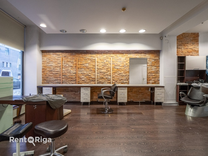 Salona vai veikala telpas ar lieliem skatlogiem.  Iepriekš telpās atradās frizieru un Rīga - foto 5