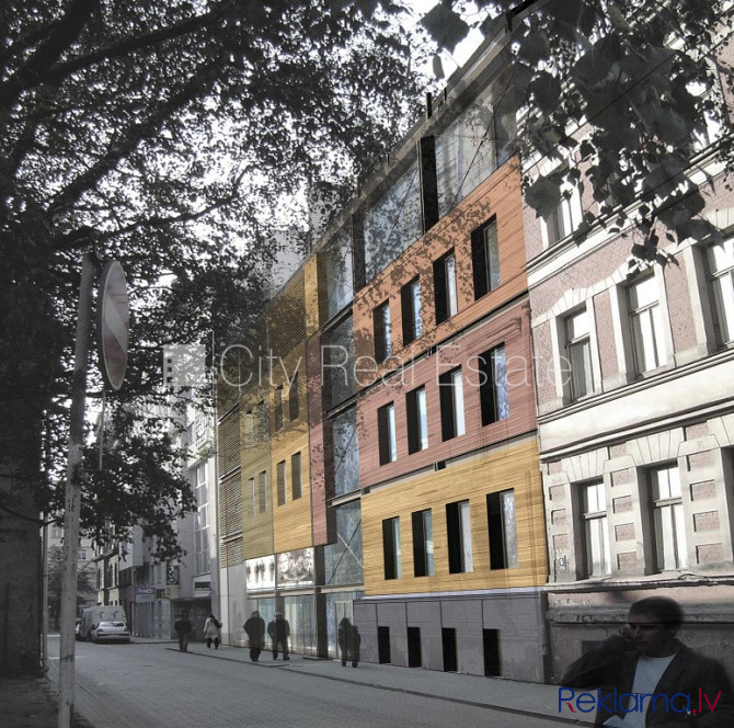 Fasādes māja, renovēta māja, ieeja no ielas, balkons, logi vērsti mājas abās pusēs, studio Rīga - foto 13