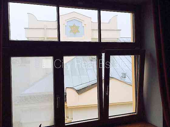 Фасадный дом, плата за обслуживание в месяц 100 EUR, вход с улицы, окна выходят на Рига