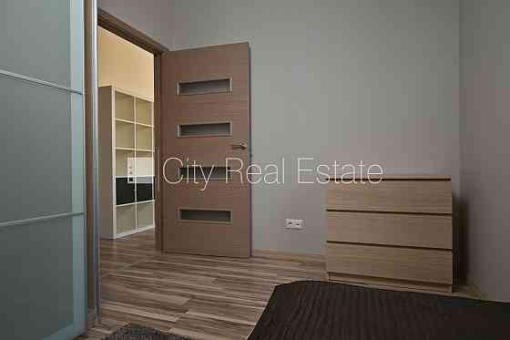 Фасадный дом, реновированный дом, фасад с декоративной штукатуркой, закрытый Рига