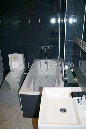 Реновированный дом, фасад с декоративной штукатуркой, закрытый двор, балкон 2 м2, Рига - изображение 7