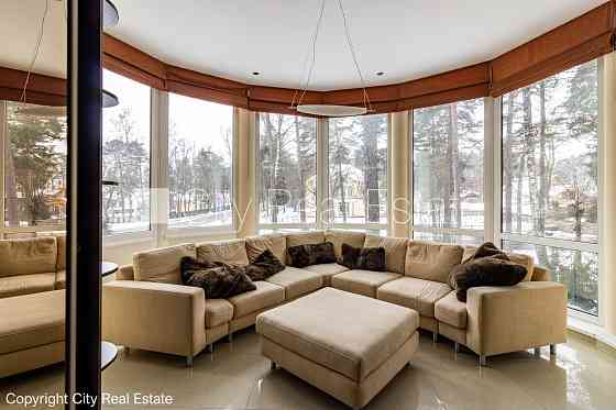 Благоустроенный озеленённый двор, территория обнесена забором, гараж на одну Юрмала