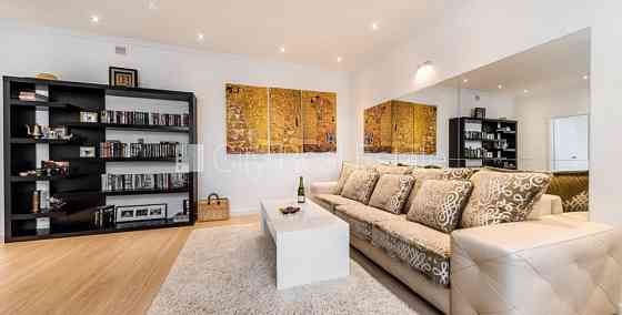 Здание во дворе, реновированный дом, благоустроенный озеленённый двор, Рига