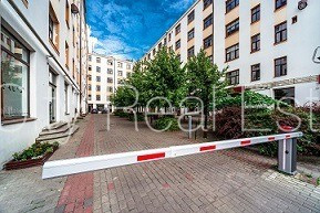 Здание во дворе, реновированный дом, благоустроенный озеленённый двор, Рига - изображение 11