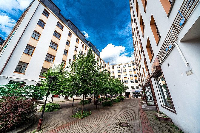 Здание во дворе, реновированный дом, благоустроенный озеленённый двор, Рига - изображение 12