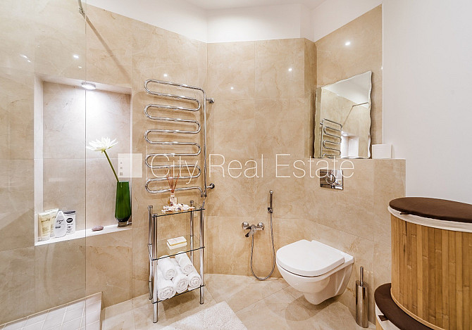 Здание во дворе, реновированный дом, благоустроенный озеленённый двор, Рига - изображение 10