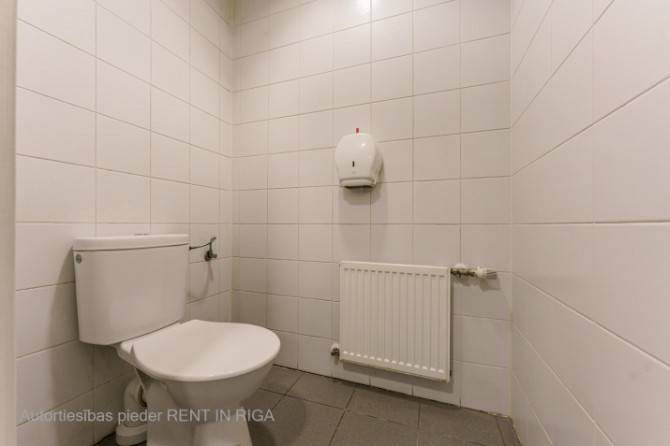 Офисные помещения на 1-м этаже в бизнес-центре Mūkusalas.  Сдаются в аренду торговые / Рига - изображение 8