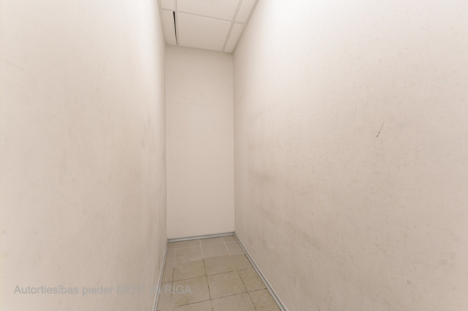 Офисные помещения на 1-м этаже в бизнес-центре Mūkusalas.  Сдаются в аренду торговые / Рига - изображение 5