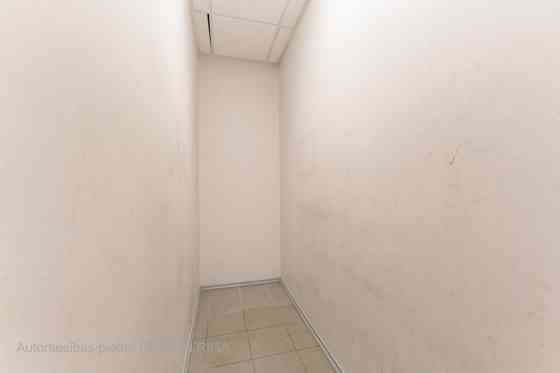 Торговые помещения на 1-м этаже в бизнес-центре Mūkusalas  Сдаются в аренду торговые / Rīga