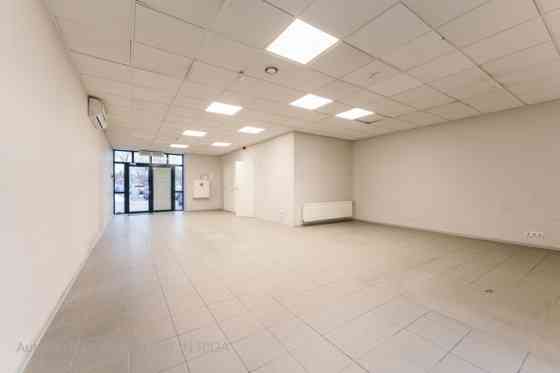 Торговые помещения на 1-м этаже в бизнес-центре Mūkusalas  Сдаются в аренду торговые / Rīga