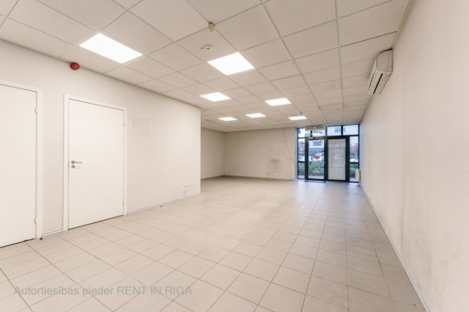 Торговые помещения на 1-м этаже в бизнес-центре Mūkusalas  Сдаются в аренду торговые / Рига - изображение 3
