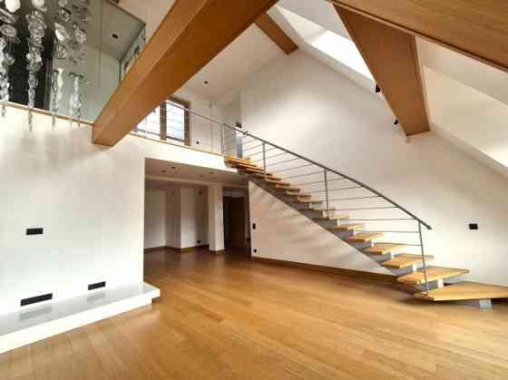 Эксклюзивная двухуровневая квартира с просторной частной террасой на крыше, Рига