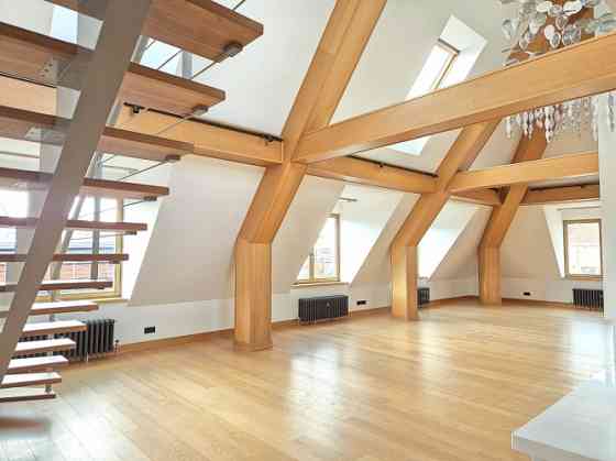 Эксклюзивная двухуровневая квартира с просторной частной террасой на крыше, Рига