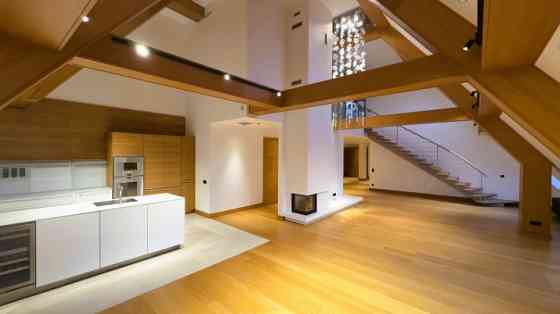 Эксклюзивная двухуровневая квартира с просторной частной террасой на крыше, Рига