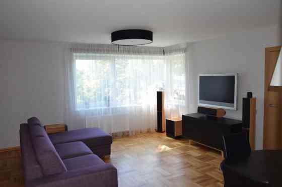 Izīrē 3 istabu dzīvokli Teikā ar garāžu!  Dzīvoklī 2 guļamistabas, kabinets un plaša viesistaba. Pri Rīga