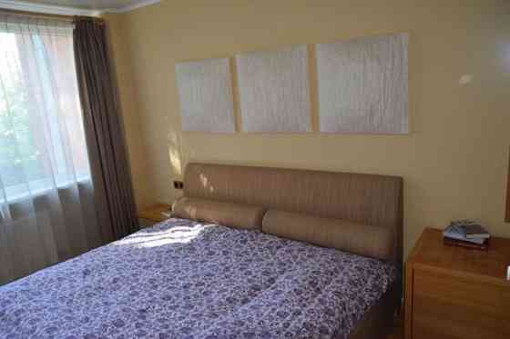 Izīrē 3 istabu dzīvokli Teikā ar garāžu!  Dzīvoklī 2 guļamistabas, kabinets un plaša viesistaba. Pri Rīga