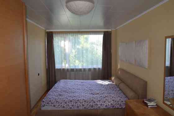 Izīrē 3 istabu dzīvokli Teikā ar garāžu!  Dzīvoklī 2 guļamistabas, kabinets un plaša viesistaba. Pri Rīga