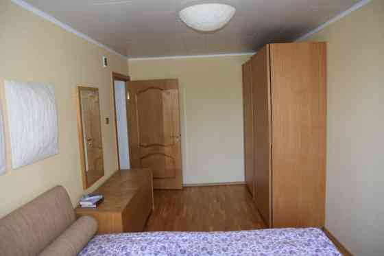 Izīrē 3 istabu dzīvokli Teikā ar garāžu!  Dzīvoklī 2 guļamistabas, kabinets un plaša viesistaba. Pri Rīga