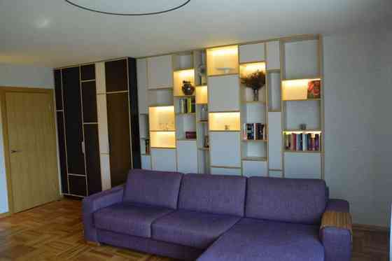 Izīrē 3 istabu dzīvokli Teikā ar garāžu!  Dzīvoklī 2 guļamistabas, kabinets un plaša viesistaba. Pri Rīga