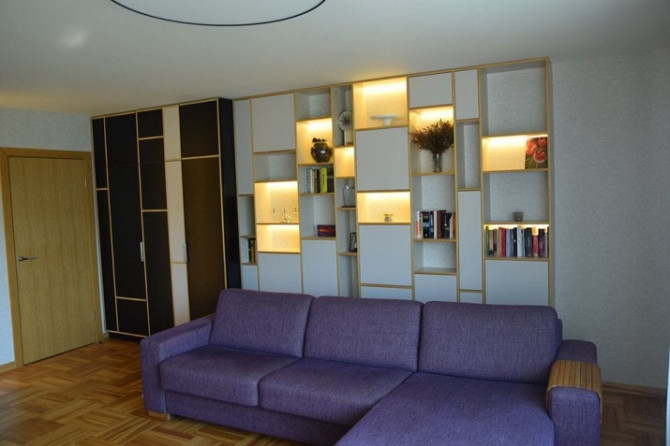 Izīrē 3 istabu dzīvokli Teikā ar garāžu!  Dzīvoklī 2 guļamistabas, kabinets un plaša Rīga - foto 2