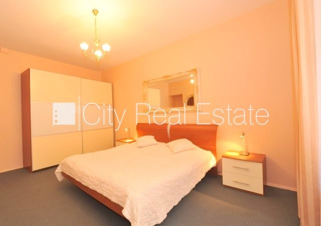 Фасадный дом, реновированный дом, вход со двора, лифт, окна выходят на улицу, Рига - изображение 5