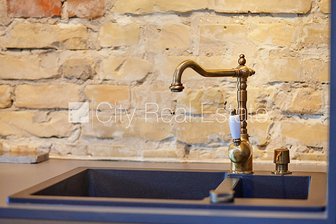 Фасадный дом, благоустроенная озеленённая территория, гаражные ворота оснащены Рига - изображение 9