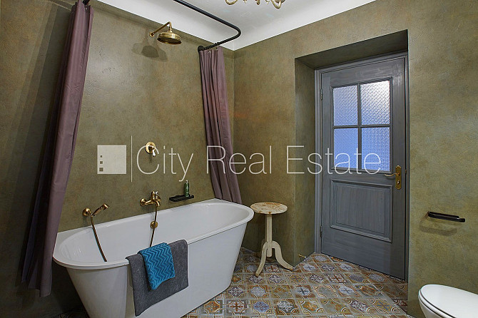 Фасадный дом, благоустроенная озеленённая территория, гаражные ворота оснащены Рига - изображение 12