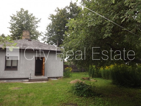 Fasādes māja, labiekārtots apzaļumots pagalms, slēgts pagalms, iežogota teritorija ar koka Rīga - foto 15