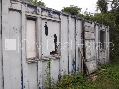 Fasādes māja, labiekārtots apzaļumots pagalms, slēgts pagalms, iežogota teritorija ar koka Rīga - foto 16