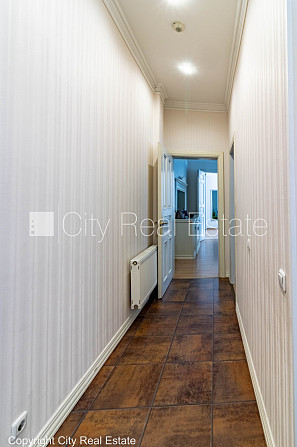 Реновированный дом, закрытый двор, вход со двора, лестничная клетка после Рига - изображение 17