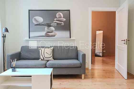 Фасадный дом, лестничная клетка после косметического ремонта, одна Rīga