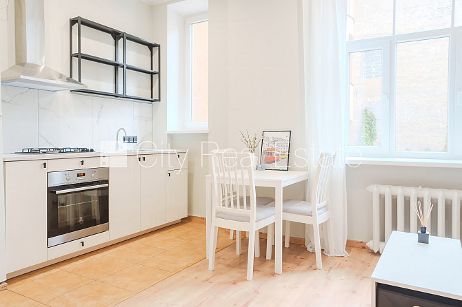 Fasādes māja, kāpņu telpa pēc kosmētiskā remonta, viena istaba izolēta, studio tipa, Rīga - foto 7