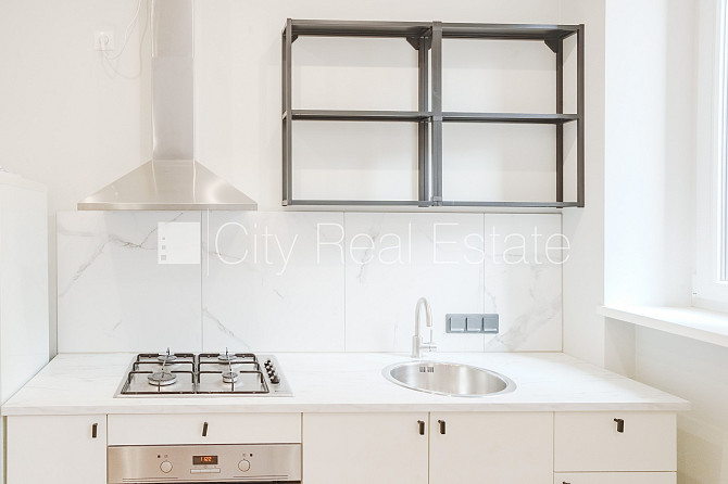 Fasādes māja, kāpņu telpa pēc kosmētiskā remonta, viena istaba izolēta, studio tipa, Rīga - foto 9