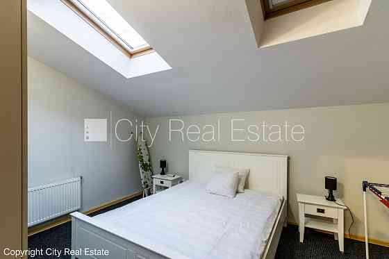 Дом во дворе, закрытый двор, вход со двора, мансарда, окна выходят во двор, студио, Рига