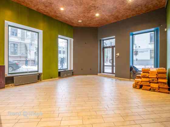 Коммерческие помещения с большими витринами в отличной локации! Помещения Рига