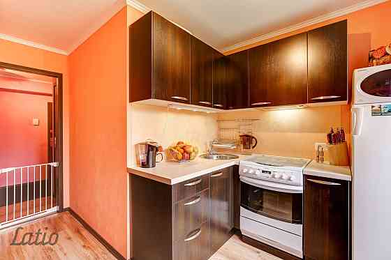 Tiek izīrēts divistabu dzīvoklis Pļavniekos.
Dzīvoklī ir plaša atsevišķa  viesistaba, atsevišķa guļa Рига