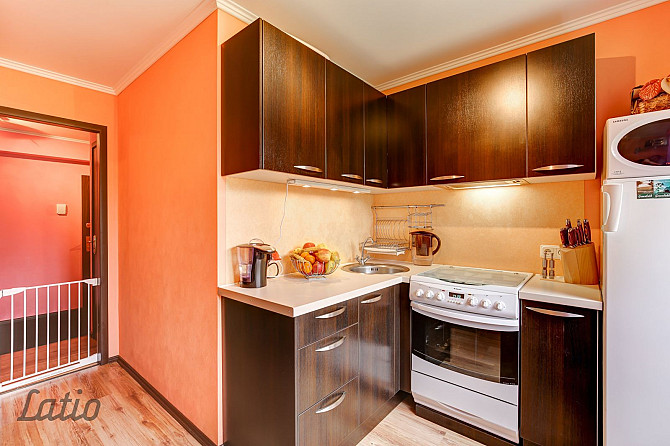 Tiek izīrēts divistabu dzīvoklis Pļavniekos.
Dzīvoklī ir plaša atsevišķa  viesistaba, Rīga - foto 1