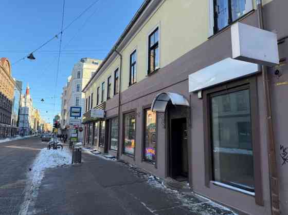 Сдаются в аренду помещения в очень активной локации. Светлые помещения с большой Рига