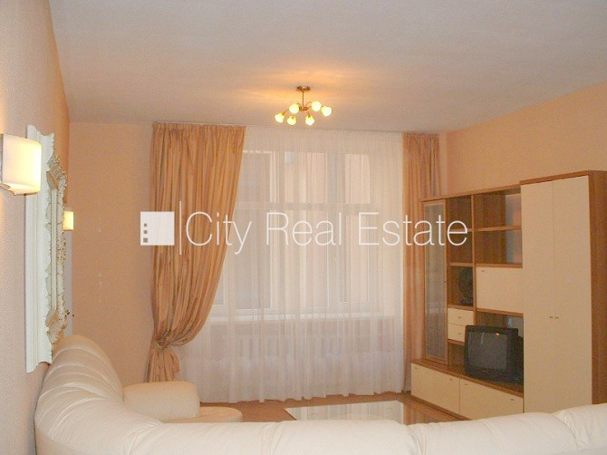 Реновированный дом, закрытый двор, вход со двора, лестничная клетка после Рига - изображение 4