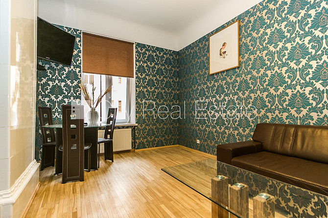 Фасадный дом, реновированный дом, вход с улицы, лестничная клетка после Рига - изображение 1