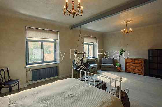 Фасадный дом, кирпичные стены, вход с улицы, лифт, лестничная клетка после Rīga