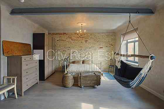 Фасадный дом, кирпичные стены, вход с улицы, лифт, лестничная клетка после Rīga