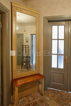 Фасадный дом, кирпичные стены, вход с улицы, лифт, лестничная клетка после Рига - изображение 18