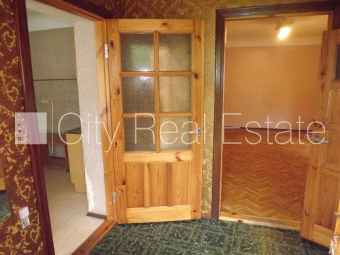 Fasādes māja, labiekārtots apzaļumots pagalms, slēgts pagalms, iežogota teritorija ar koka Rīga - foto 6