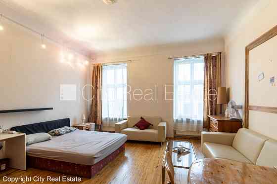 Фасадный дом, реновированный дом, подъездная дорога покрыта брущаткoй, вход с Рига